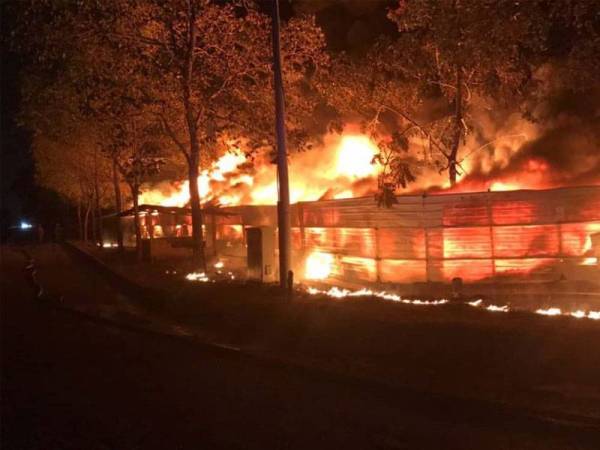 Kebakaran membabitkan unit kilang berkenaan.