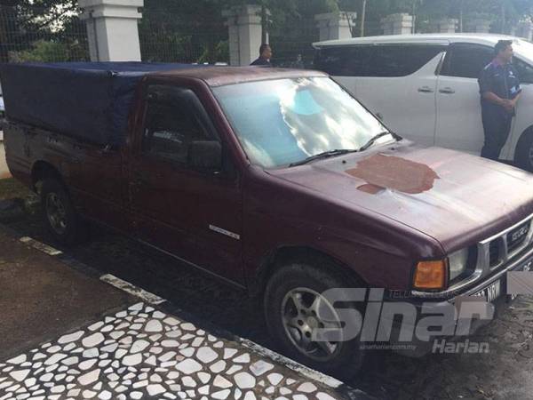 Trak pikap yang digunakan untuk memindahkan kambing dan biri-biri tanpa kebenaran.