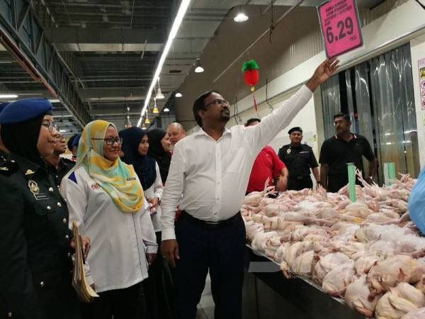 Veerapan melihat ayam daging sempena pelaksanaan SHMMP Tahun Baru Cina bermula hari ini.