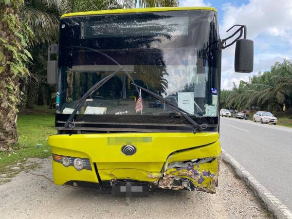 Keadaan bas yang terlibat kemalangan di Gugusan Adela petang tadi. - Foto ihsan bomba 