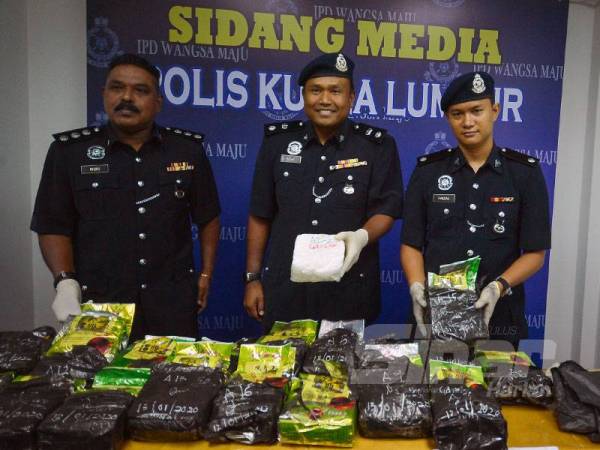 Rajab (tengah) menunjukkan dadah yang dirampas pihaknya susulan tertangkap suspek pertama di Setiawangsa, Kuala Lumpur, 13 Januari lalu. - FOTO SHARIFUDIN ABDUL RAHIM
