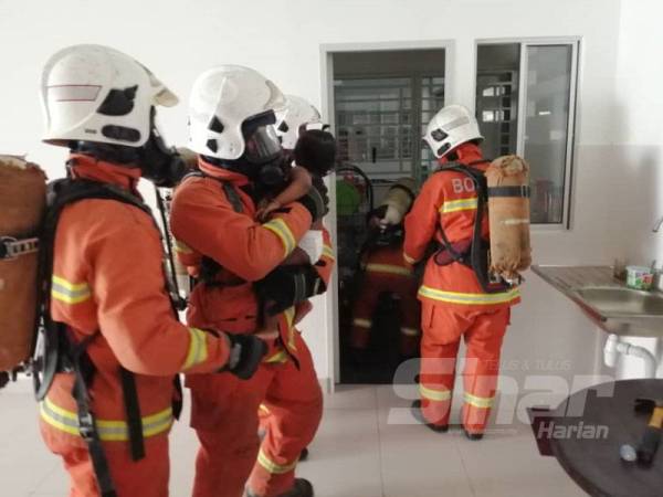 Anggota bomba terpaksa memecahkan pintu rumah untuk menyelamatkan dua kanak-kanak terbabit.