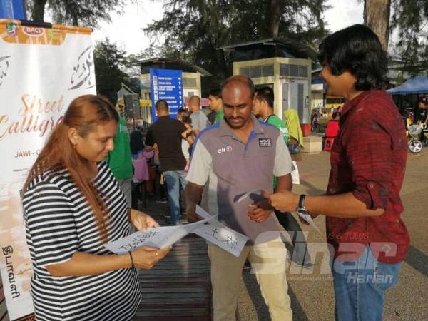 Pengunjung tidak melepaskan peluang melihat bagaimana nama mereka ditulis dengan empat jenis tulisan iaitu rumi, jawi, Tamil dan Cina ketika Program ‘Street Calligraphy’ anjuran Pemuda Pas Kuala Langat di Pantai Morib Banting semalam