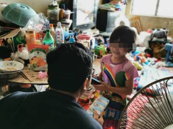 Keadaan rumah dipenuhi barangan. Foto: Mohd Fadli Salleh