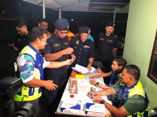 Kaunter saringan air kencing yang dilakukan terhadap pemandu bas dan dikendalikan oleh pihak AADK.