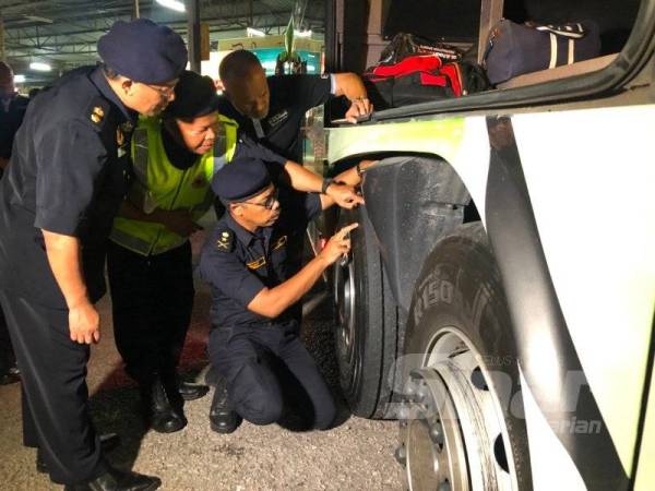 Pemeriksaan tayar juga dilakukan bagi memastikan keselamatan pengguna terjamin.