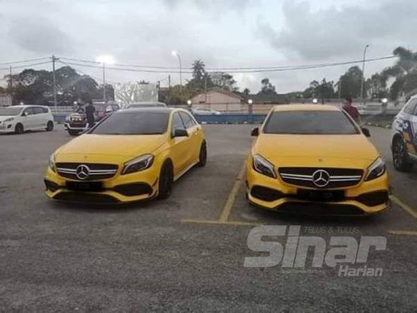Dua kereta Mercedes Benz yang turut ditahan untuk siasatan lanjut.