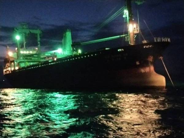 Maritim Malaysia menahan sebuah kapal kargo yang berlabuh di luar batas perlabuhan Melaka di sini, semalam.