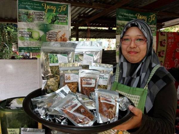 Noorhayati menunjukkan empat jenis kerepek makanan ringan berasaskan herba iaitu daun kaduk, peria, bawang putih, daun bayam ketika ditemui Bernama baru-baru ini. - Foto Bernama