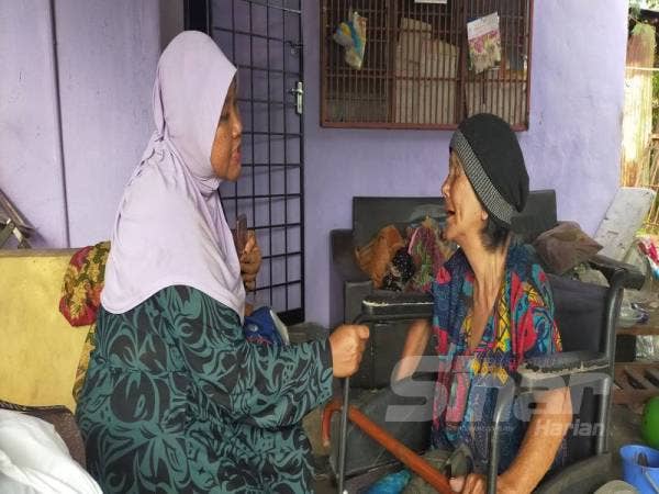 Azizah menemui Zainab pada lawatan Penggerak Muafakat Nasional Tambun.