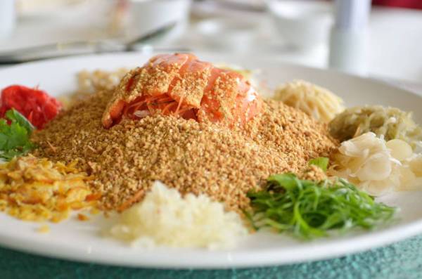 Dengan campuran hirisan sayur-sayuran seperti lobak merah dan lobak putih, halia, kepingan ikan mentah serta kekacang yang ditumbuk, ditambah pula dengan sos plum dan jus limau menjadikannya hidangan yang begitu menyelerakan. - Foto 123RF