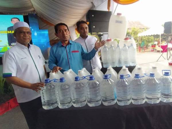 Zamri (tengah) melancarkan Kempen #Jimat Jangan Bazir di perkarangan Muzium Negeri Kedah, di sini, hari ini.