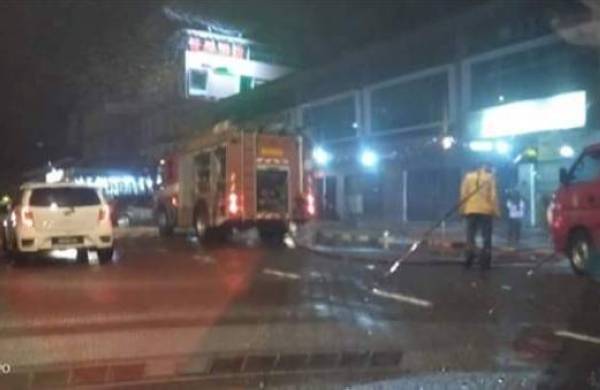 Pasukan bomba dan penyelamat memadam kebakaran kaunter pejabat sebuah kedai menjual barangan kosmetik di Jalan Peninsular Park, Pasir Penambang di sini malam tadi.
