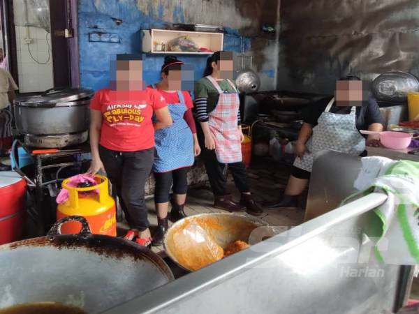 Antara warga asing yang ditahan di sebuah restoran di Bandar Baru, Ayer Itam semalam.