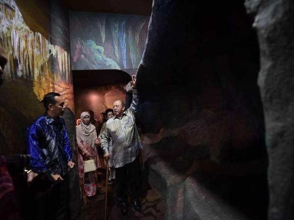 Raja Perlis, Tuanku Syed Sirajuddin Tuanku Syed Putra Jamalullail dan Raja Perempuan Perlis Tuanku Fauziah Tengku Abdul Rashid berkenan mendengar taklimat yang disampaikan Pengarah Perhutanan Negeri Ag. Shaffie Ag. Ahmadni (kiri) ketika melawat galeri selepas menyempurnakan majlis perasmian Bangunan Galeri Gua Kelam, Jabatan Perhutanan Negeri Perlis di Gua Kelam hari ini. - Foto Bernama