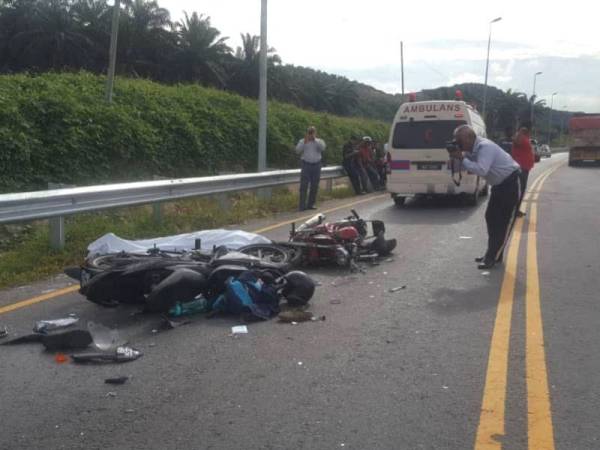 Kedua-dua motosikal mangsa terbabit dalam kemalangan di Kilometer 26 Jalan Kuala Selangor-Kuala Lumpur berhampiran Jalan Tuan Mee pagi tadi.