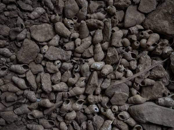 Sebahagian penemuan artifak prasejarah telah ditemui oleh Jabatan Warisan Negara iaitu sebuah agensi di bawah Kementerian Pelancongan, Seni dan Budaya Malaysia di beberapa tapak baharu di dalam dan luar gua yang terdapat di Gunung Pulai, Baling.- FOTO: BERNAMA