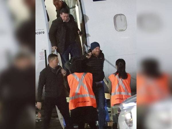 Harry selamat tiba di Lapangan Terbang Victoria di Pulau Vancouver selepas melalui perjalanan selama 12 jam dari Lapangan Terbang Heathrow di London semalam. - Foto Agensi