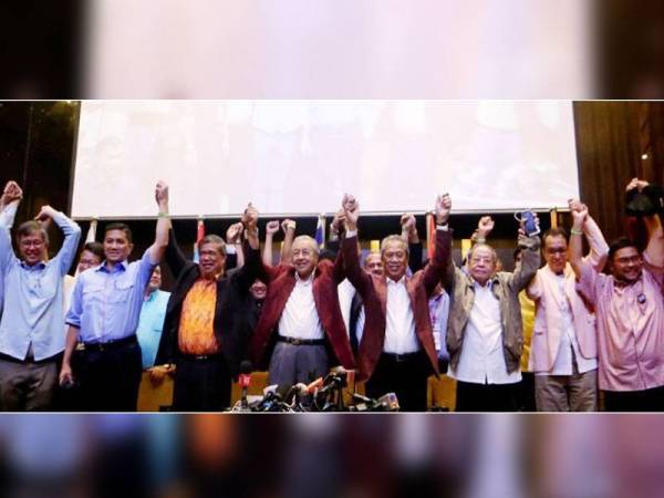 PH berjaya membentuk kerajaan selepas menumbangkan BN pada PRU14 hasil gabungan PKR, Bersatu, DAP dan Amanah.