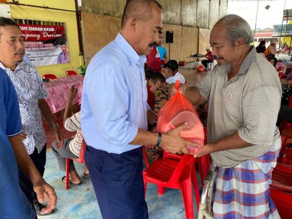 Abu Bakar Yahya menyampaikan sumbangan kepada salah seorang asnaf sempena Program Ziarah Kasih di Kampung Simpang Durian, Jelebu, Negeri Sembilan hari ini.