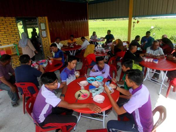 Kelihatan orang ramai memenuhi Warung RM1