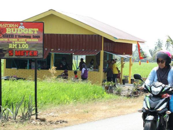 Lokasi Warung RM1 yang terletak di tepi sawah menjadi tumpuan kerana menu yang dijual dengan harga murah ketika kunjungan Bernama ke warung tersebut di Kampung Sungai Padang, baru-baru ini.