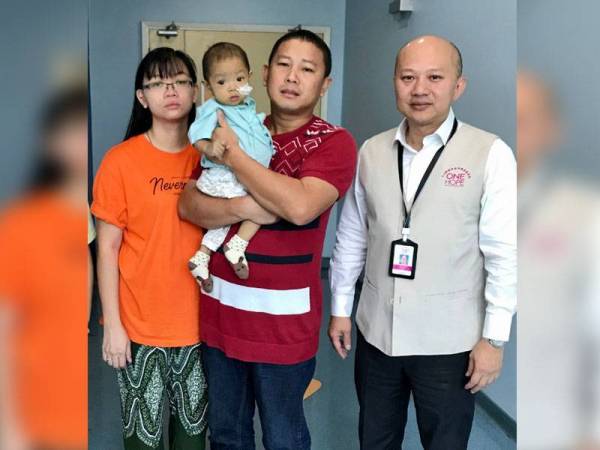 Sui Hui (kanan) ketika melawat Fenix Yong di hospital.