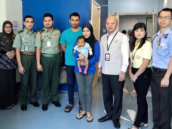 Sui Hui (tiga dari kanan) bersama ibu bapa Nur Izz Sofia