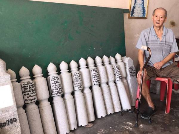 Antara batu nisan yang dihasilkan Leong Soon dan adiknya di kedainya di Pekan Lama, Kuala Selangor.