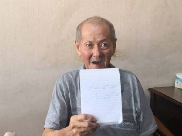 Leong Soon menulis ‘Saya suka makan nasi’ dalam tulisan jawi.