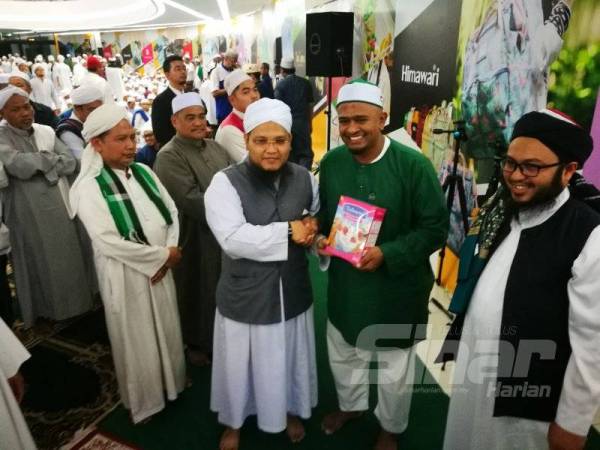 Fadzil (dua dari kanan) sempena Pra Pelancaran Malakat Mall Cyberjaya di sini malam tadi.