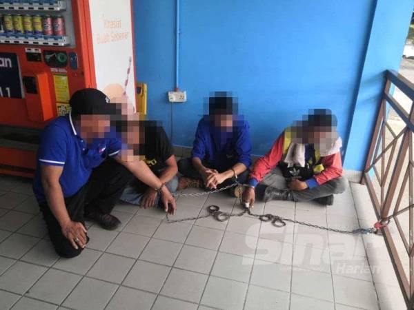 Empat lelaki yang dikesan positif dadah dalam operasi Op Selamat 16 Tahun Baharu Cina di Plaza Tol Shah Alam, Shah Alam, semalam.