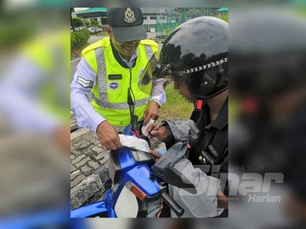 Polis melaksanakan operasi Op Selamat 16 Tahun Baharu Cina di Plaza Tol Shah Alam, Shah Alam, semalam.