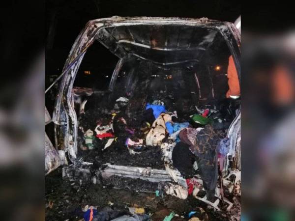 Keadaan van yang musnah dalam kebakaran membabitkan enam kenderaan beserta tiga buah basikal elektrik musnah dalam satu kebakaran di Taman Pelangi Indah, di sini awal pagi hari ini.