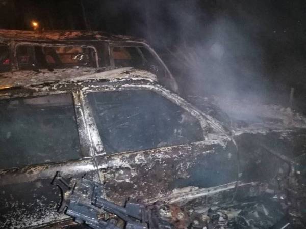 Keadaan kenderaan yang musnah dalam di Taman Pelangi Indah, di sini awal pagi hari ini.