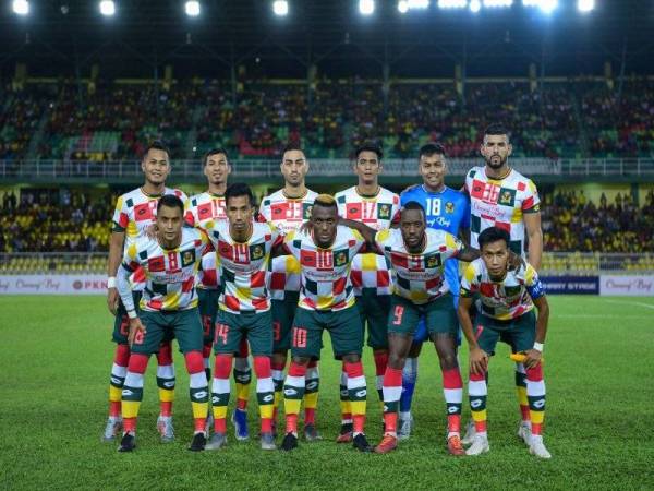Kesebelasan utama Kedah bertemu Tai Po FC semalam. - Foto AHMAD ZAKI OSMAN