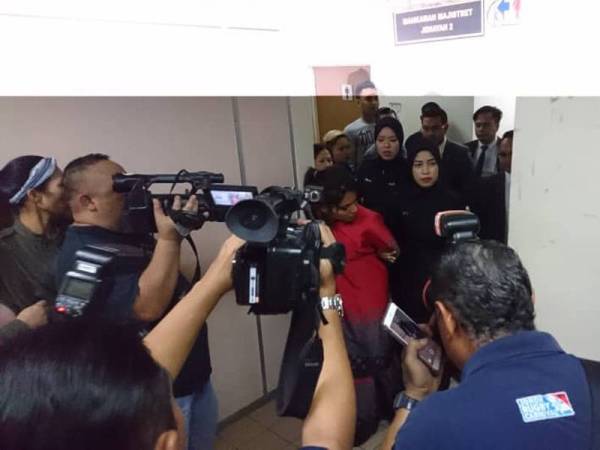 Tertuduh dibawa keluar selepas pertuduhan dibacakan di Mahkamah Majistret Johor Bahru hari ini.