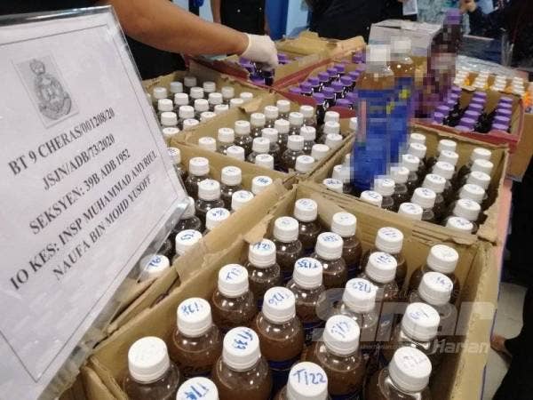 Antara botol minuman berisi dadah yang dirampas susulan tertangkapnya suspek di sebuah kondominium di Kajang, kelmarin.