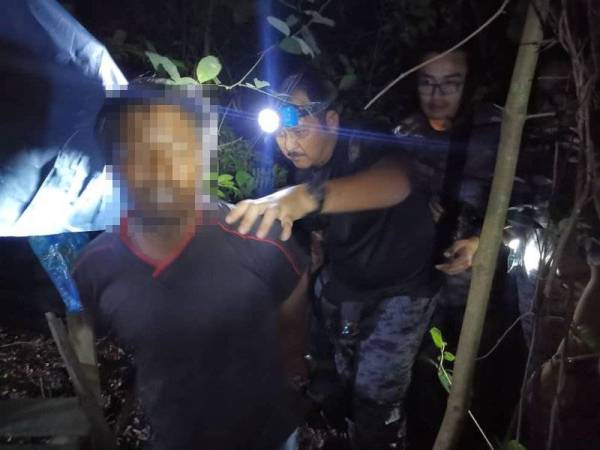 Salah seorang warga Bangladesh dijumpai sedang bersembunyi di dalam bangsal yang dibina di dalam hutan bagi mengelak dihidu pihak berkuasa. - Foto Jabatan Imigresen Terengganu
