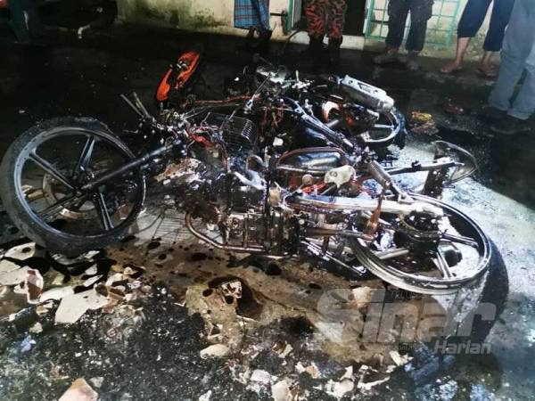 Empat motosikal terbakar dalam kejadian di Apartment Venus, Taman Kapar Setia, Klang awal pagi tadi.