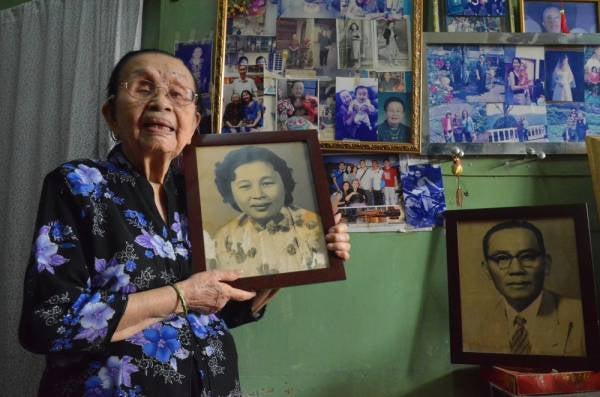 
Lim Seng menunjukkan gambarnya ketika remaja di kediamannya di Kampung Cina, Kuala Terengganu semalam.