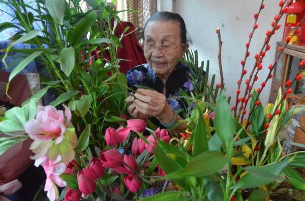 
Lim Seng sibuk membuat persiapan sempena Tahun Baru Cina yang akan disambut pada Sabtu ini.