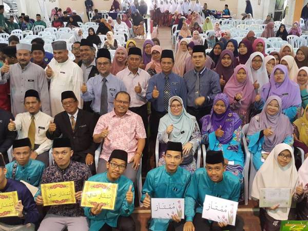 Pelajar yang memperoleh mumtaz sofi dan mumtaz bergambar kenangan selepas keputusan STAM diumumkan semalam.