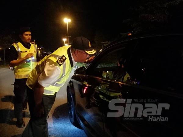 Severinus memeriksaan kenderaan sempena Ops Khas Motosikal yang dijalankan di Meru Raya malam tadi.