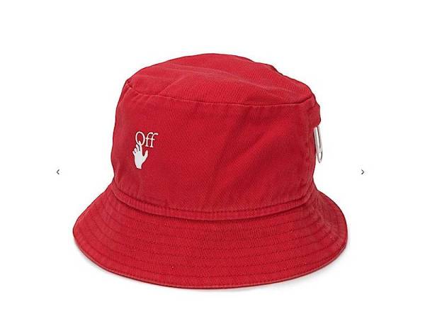 TOPI bucket hat daripada koleksi sama yang dihiasi logo bercetak di bahagian depan manakala klip di belakang menjadikan kekemasan lebih fleksibel.