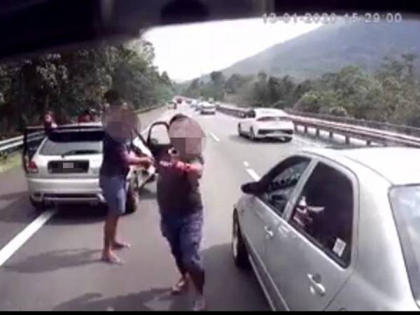 Rakaman video yang tular di Facebook memaparkan tindakan samseng jalanan mengacu pengunci stereng pada kenderaan lain dan Sugendran memandu kereta Toyota Vios (kanan) bertindak berhenti di tengah lebuh raya secara tiba-tiba.