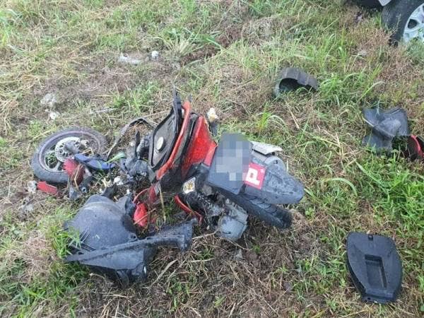 Keadaan motosikal jenis Yamaha Nouvo LC yang ditunggang mangsa hancur selepas dilanggar sebuah Ford Ranger dalam kejadian di Jalan Kebun, Klang hari ini.