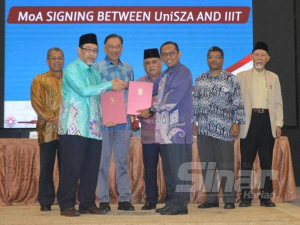 Anwar (tiga kiri) menyaksikan perjanjian persefahaman antara UniSZA dan IIIT.