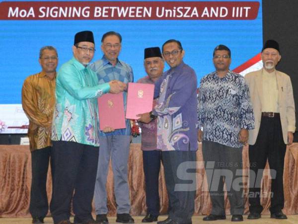 Anwar (tiga kiri) menyaksikan perjanjian persefahaman antara UniSZA dan IIIT.