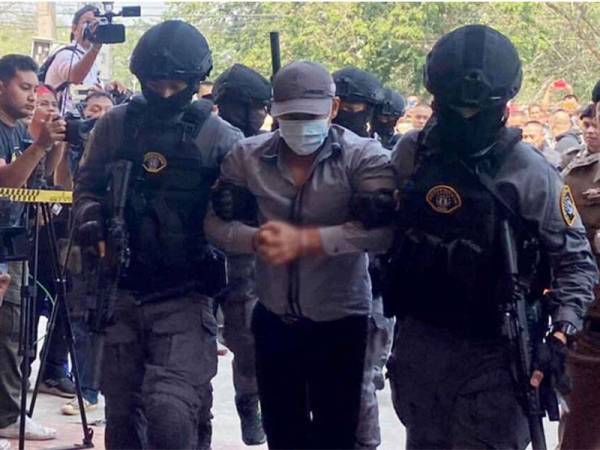 Prasittichai menunjukkan lokasi dia membuang baju yang dipakai ketika melakukan jenayah bunuh dan rompak kepada pihak polis.